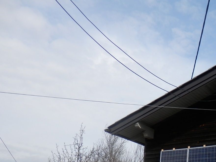 600 Wp an der südlichen Hauswand puffern ca 800 Ah Akkus