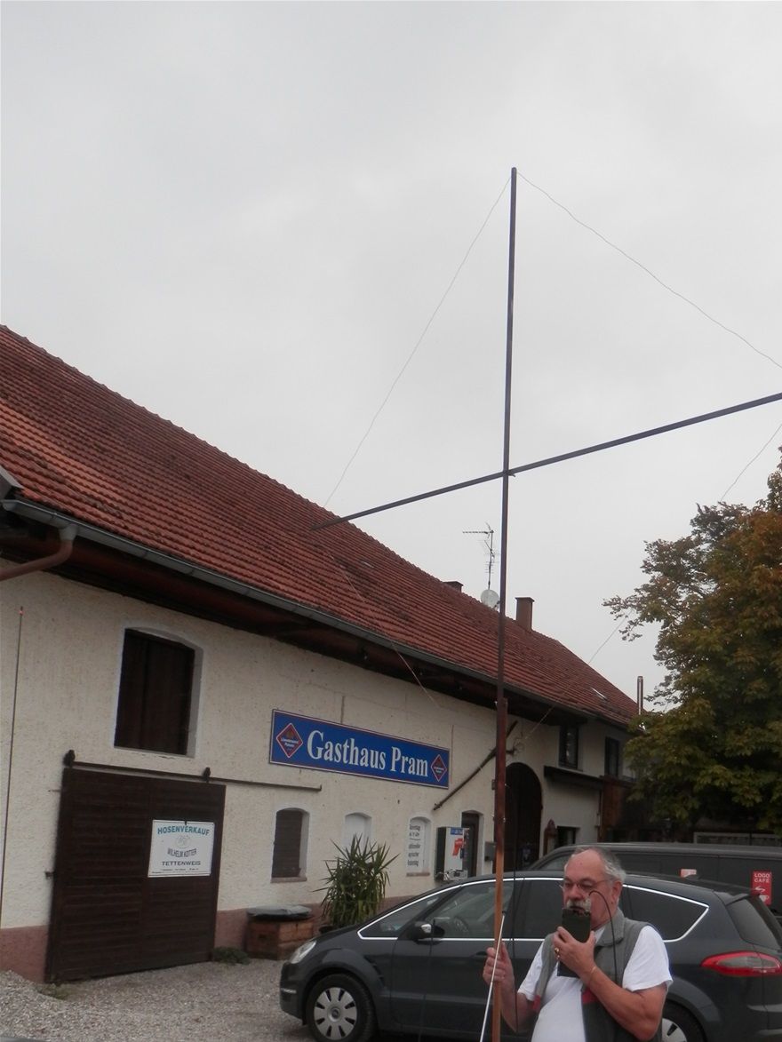 Lothar, DG1RS mit SEM52S und Eigenbau 6m Quad aus Holz vor dem Gasthaus Pram in Pocking. QSO mit Ignaz, DL9RDD, auf 50,600 MHz.