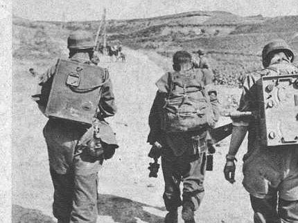 Je 23 kg wogen die beiden Tornister für 0,6 W HF. Schon am Tag nach der Landung in Kreta legten die Fallschirmjäger am Strand mit Steinen folgende Batterieanforderung aus : „b1-Gerät 10 Anod u 5 Samm 2B38