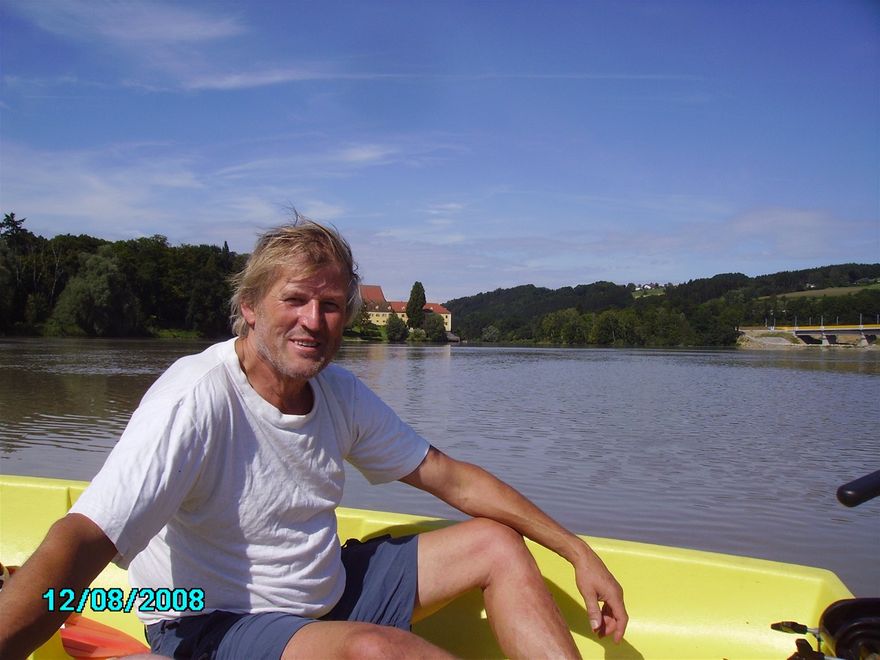Walter, OE5SRM, bei einer Bootsfahrt am Inn