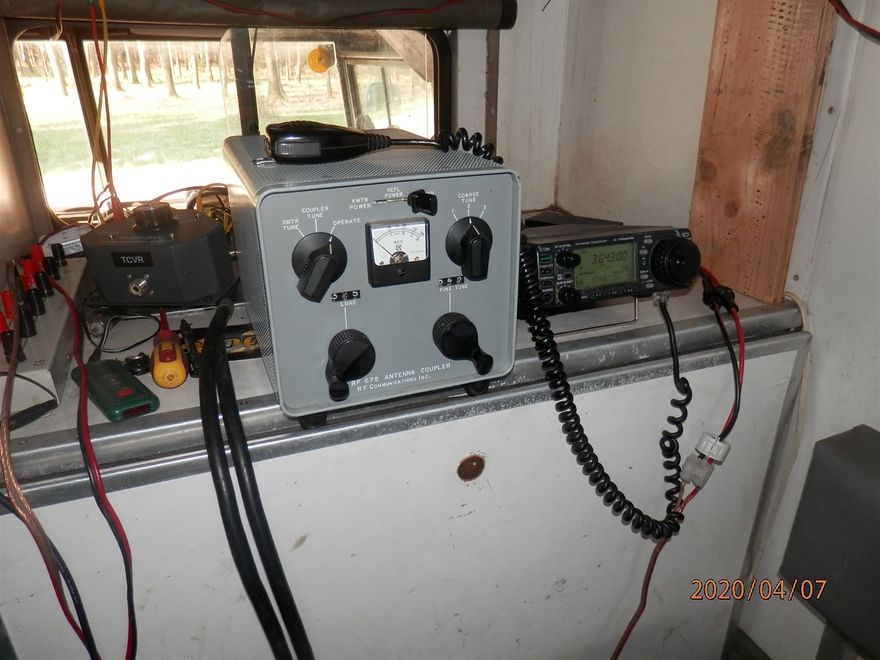 Arbeitsplatz im Pinzi: IC706MkIIg und Antennentuner RF675