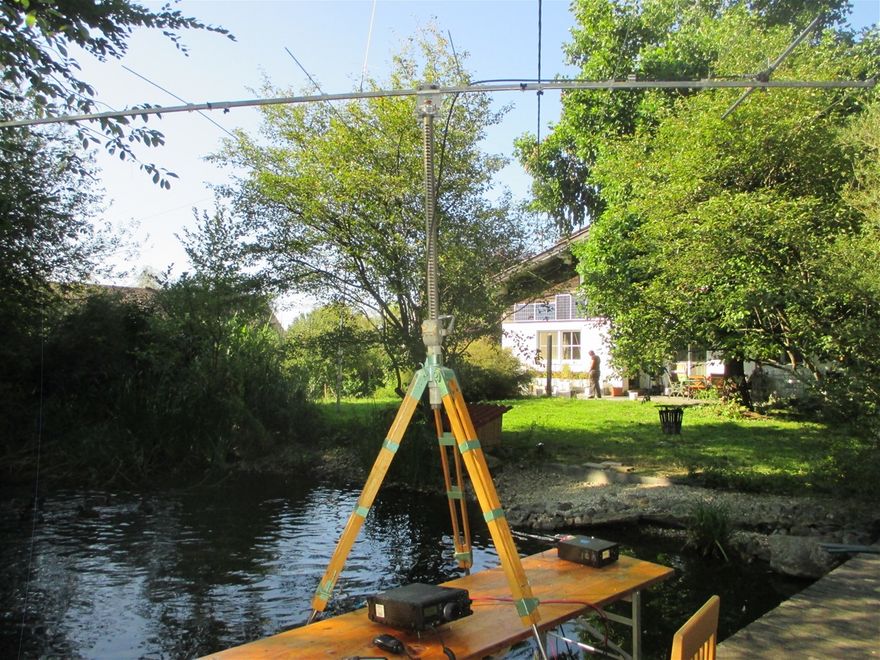 Zwar kein Mast, sondern ein Stativ der Fa. Körting von 1935. September 2020: Teilnahme am IARU VHF-Contest