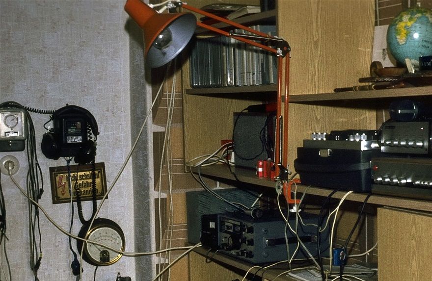Das alte Shack: Voltmeter vom alten Pram-Kraftwerk (Hersteller Guggemoos Passau), IC-215, FT-200, Uher-Tonband usw