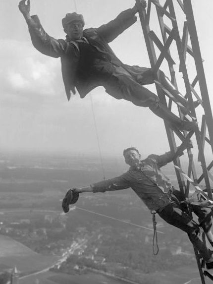 Arbeiter am Funkturm v Königs-Wusterhausen in den 20-er Jahren - was fürs Arbeitsinspektorat Bild stammt von Wikipedia
